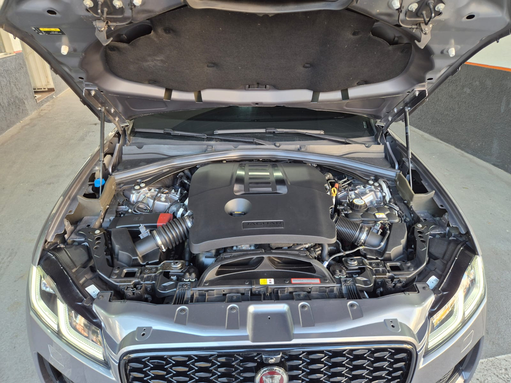 Jaguar F-Pace Cinza