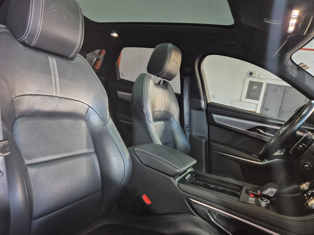 Jaguar F-Pace Cinza