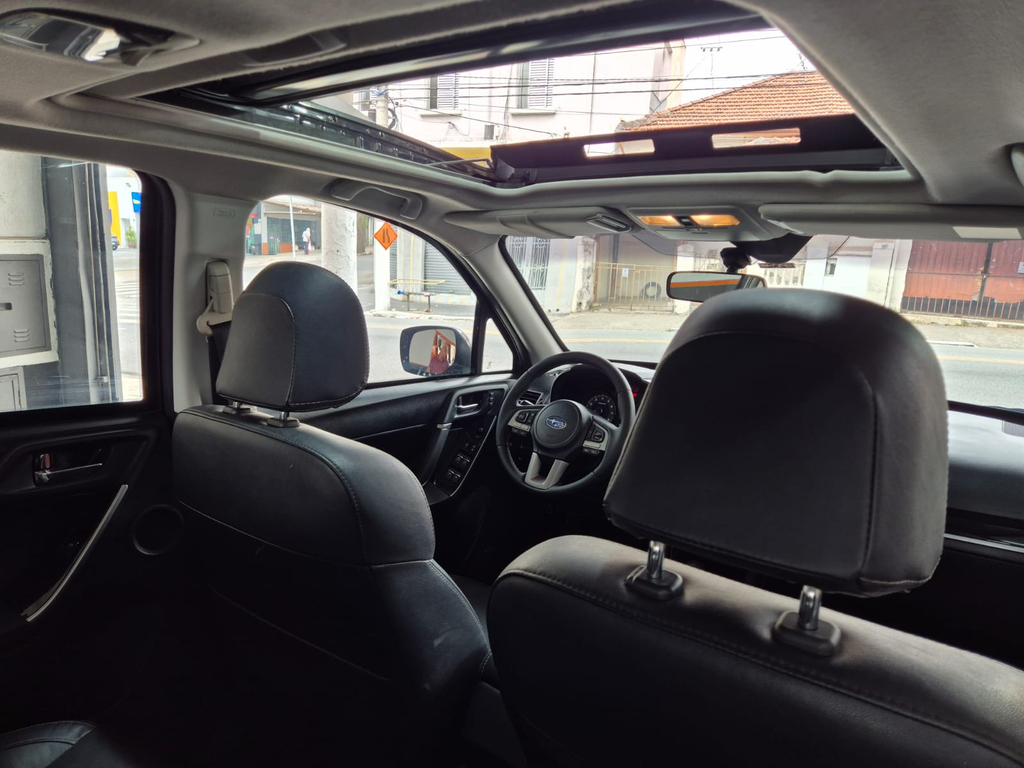 Subaru Forester Cinza