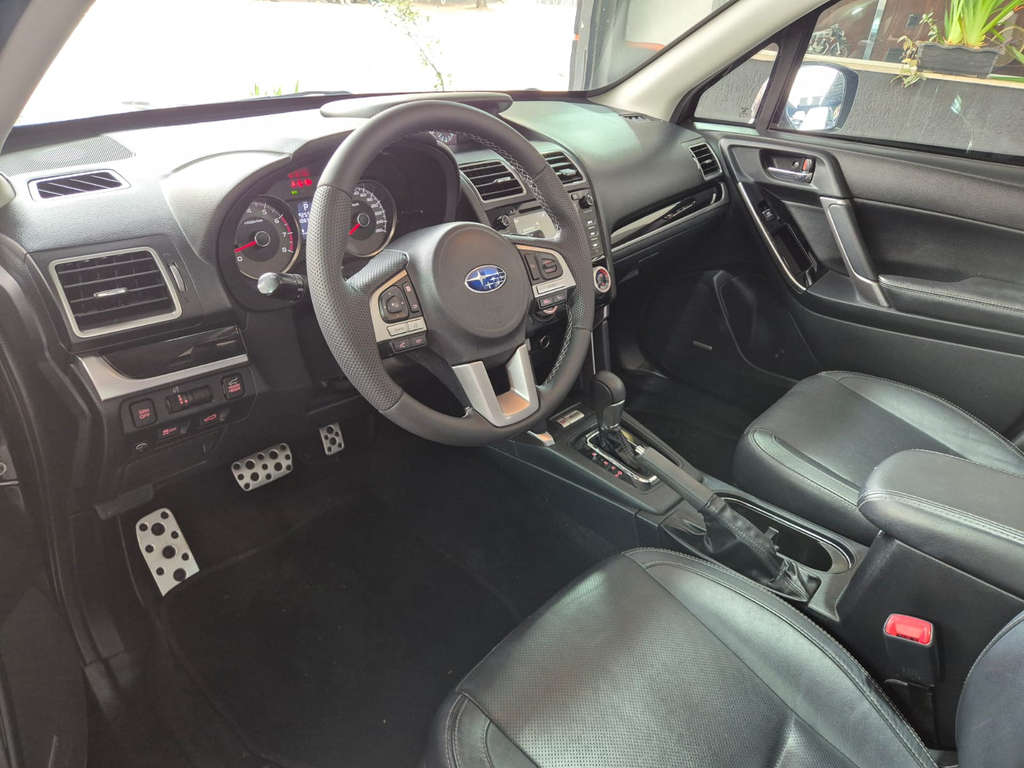 Subaru Forester Cinza