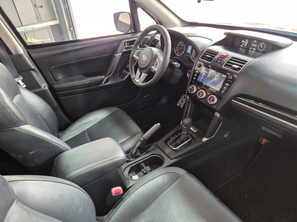 Subaru Forester Cinza