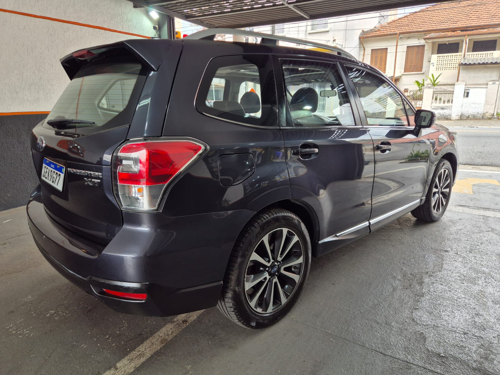 Subaru Forester Cinza