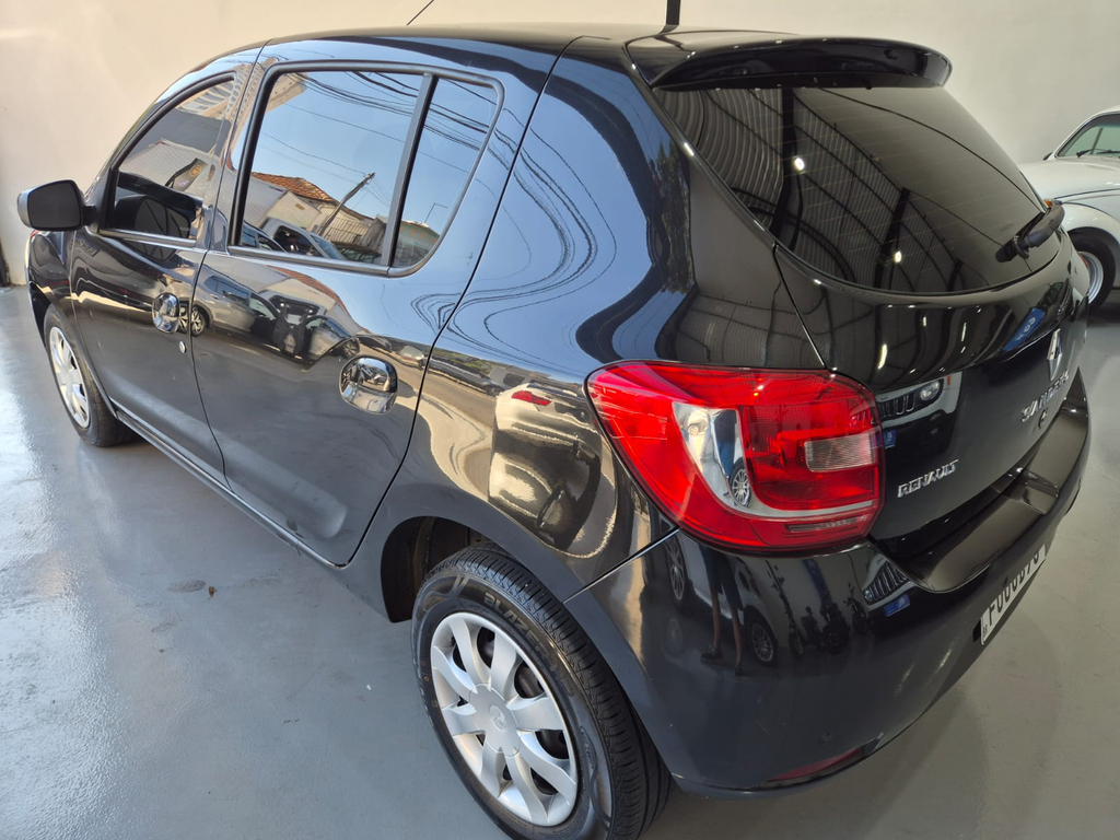Renault Sandero Preto