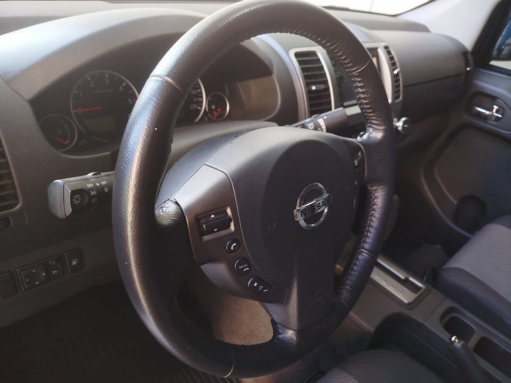 Nissan Frontier Preto