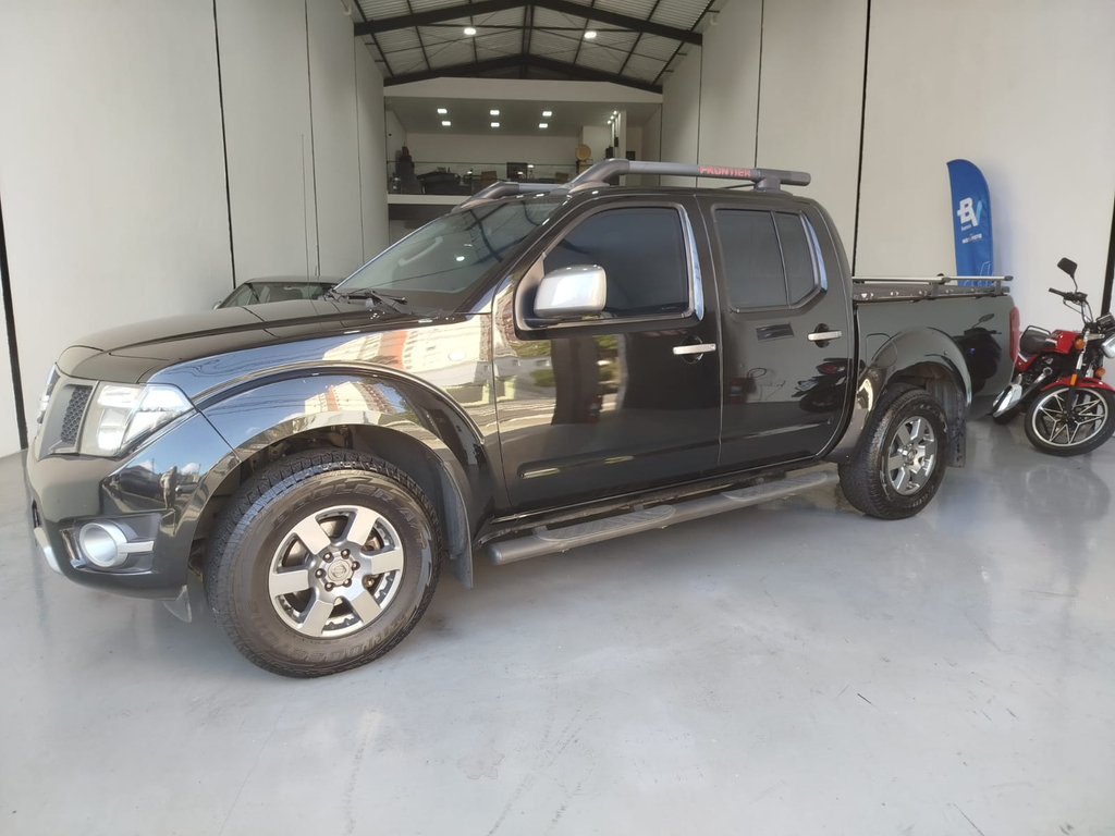 Nissan Frontier Preto