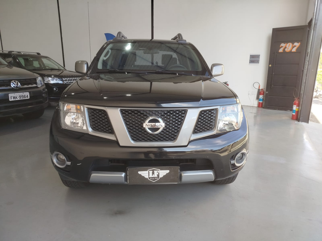 Nissan Frontier Preto