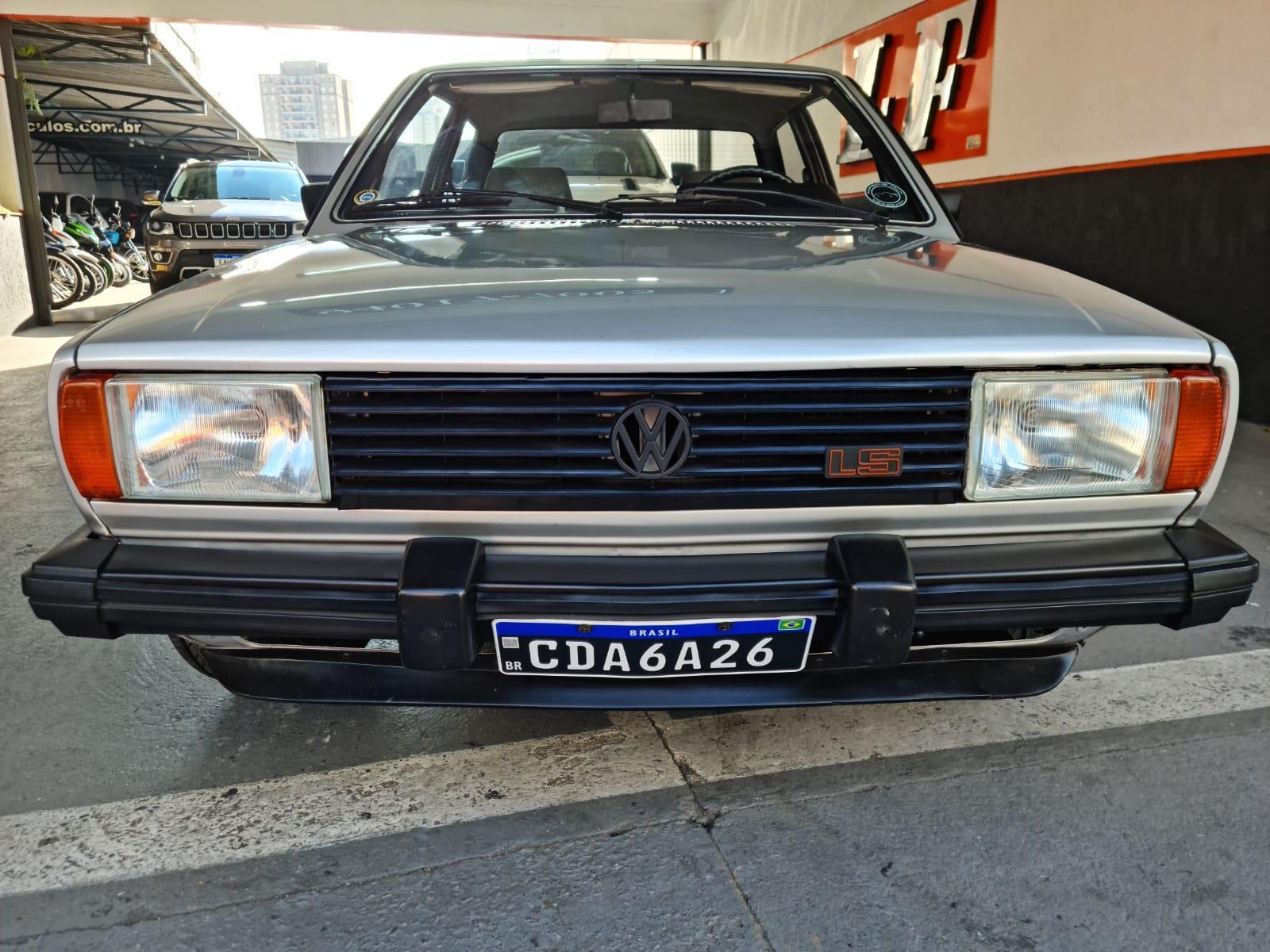 Volkswagen Voyage Cinza