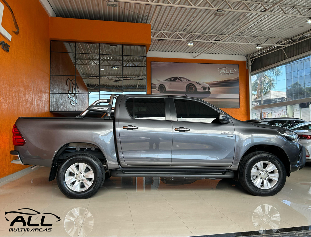 Toyota Hilux Cinza