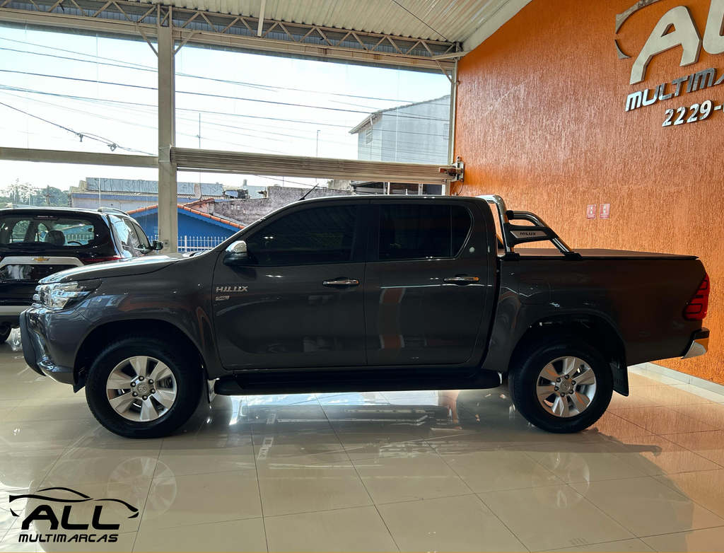Toyota Hilux Cinza