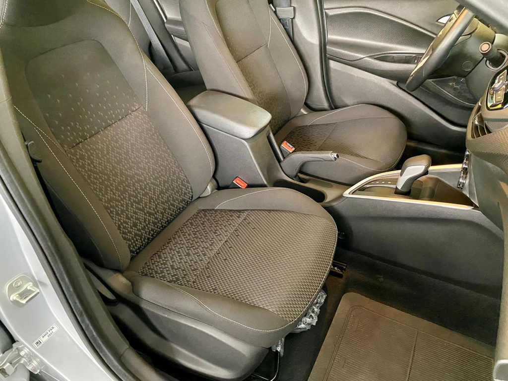 Chevrolet Onix Prata
