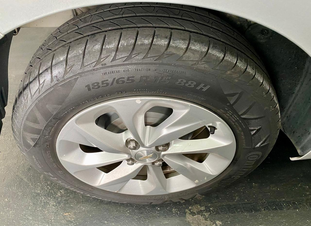 Chevrolet Onix Prata