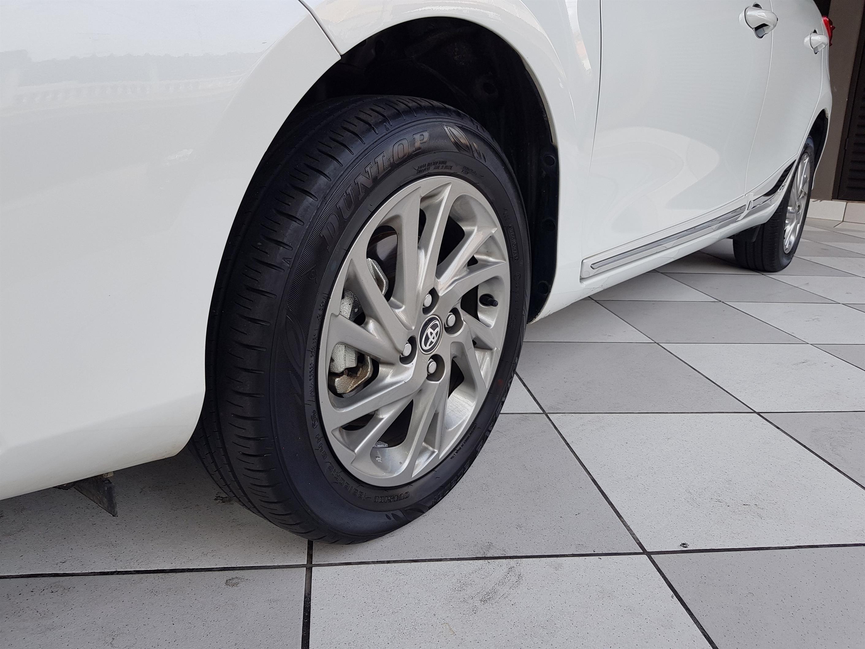 Toyota Yaris Hatch Branco