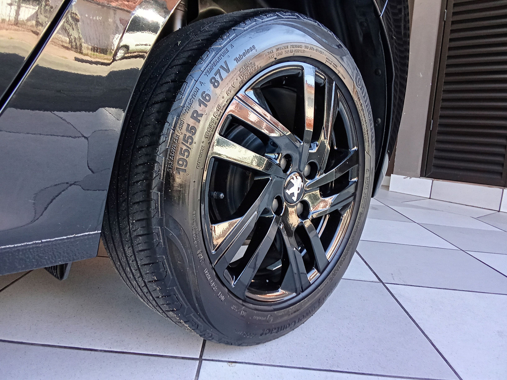 Peugeot 208 Preto