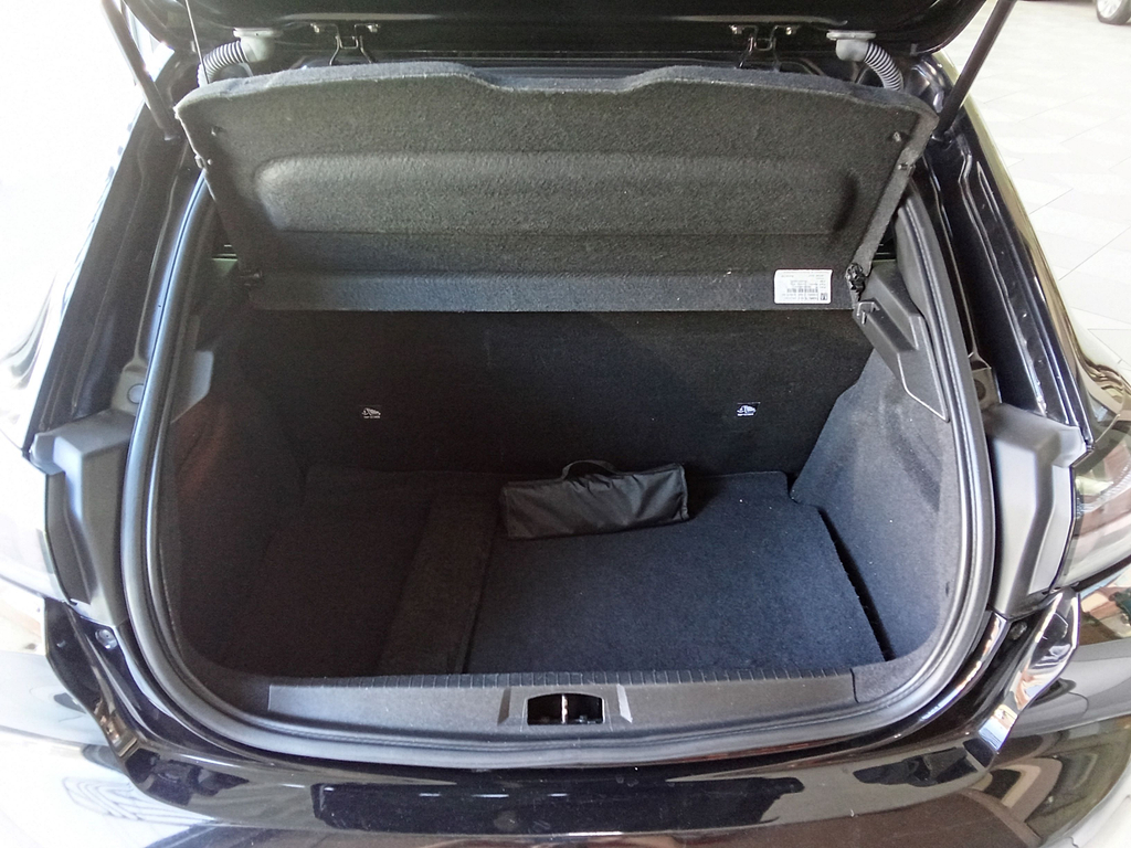 Peugeot 208 Preto