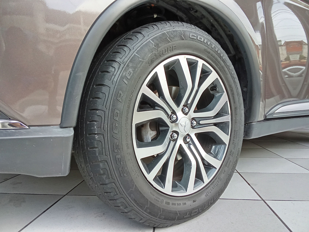 Mitsubishi Outlander Marrom