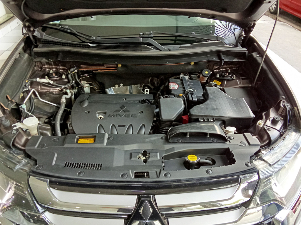 Mitsubishi Outlander Marrom
