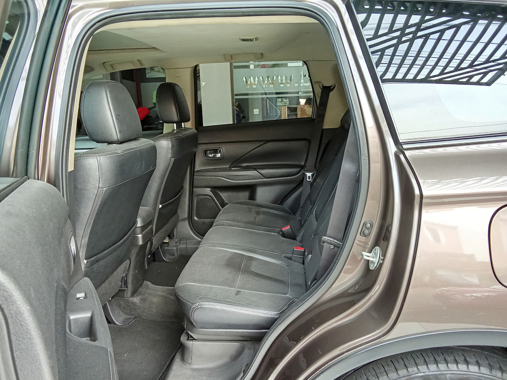 Mitsubishi Outlander Marrom