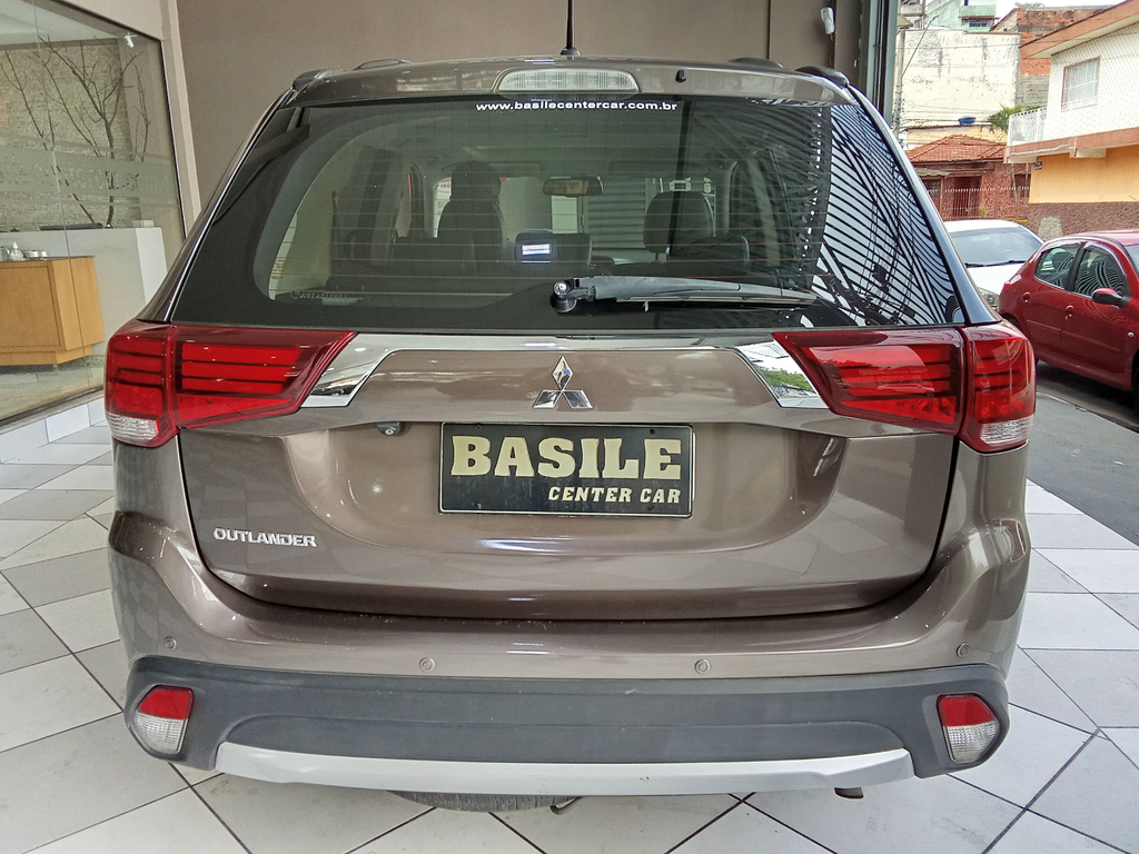 Mitsubishi Outlander Marrom