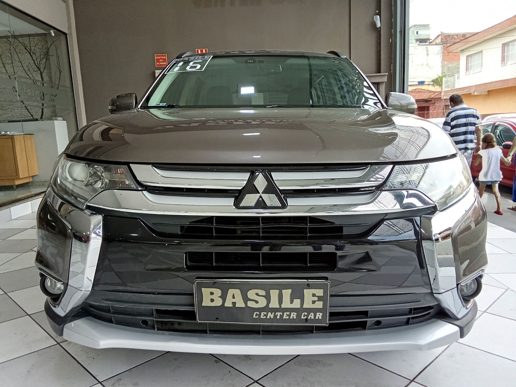 Mitsubishi Outlander Marrom