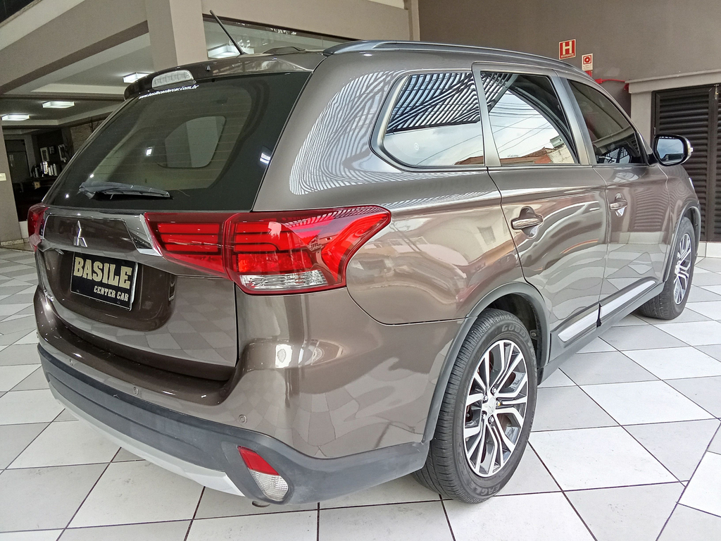 Mitsubishi Outlander Marrom