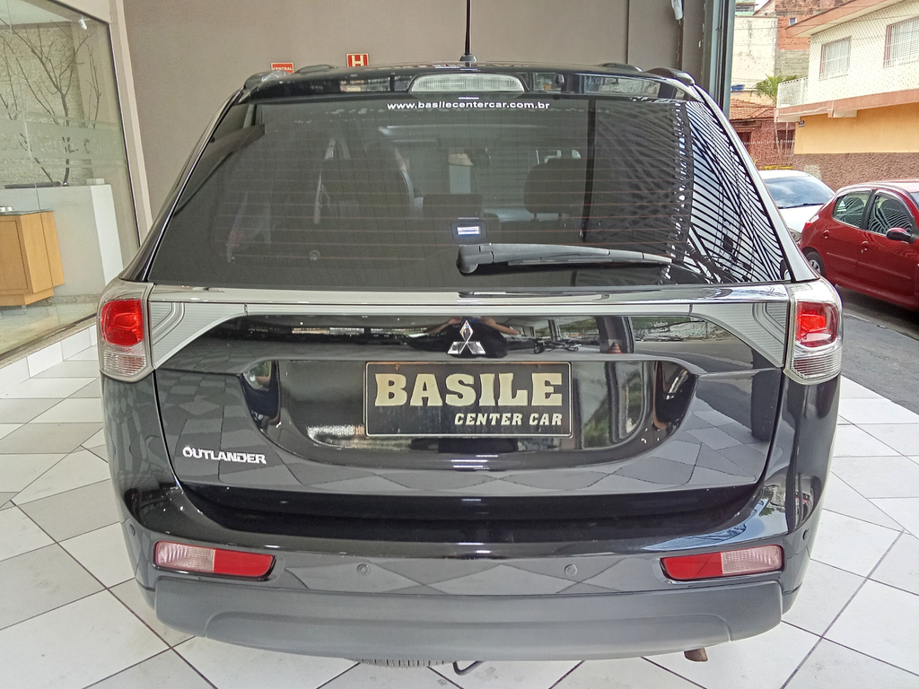 Mitsubishi Outlander Preto
