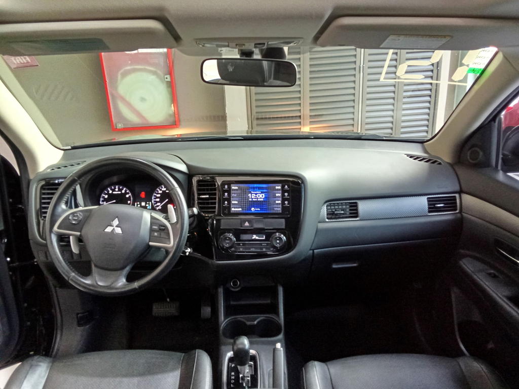 Mitsubishi Outlander Preto