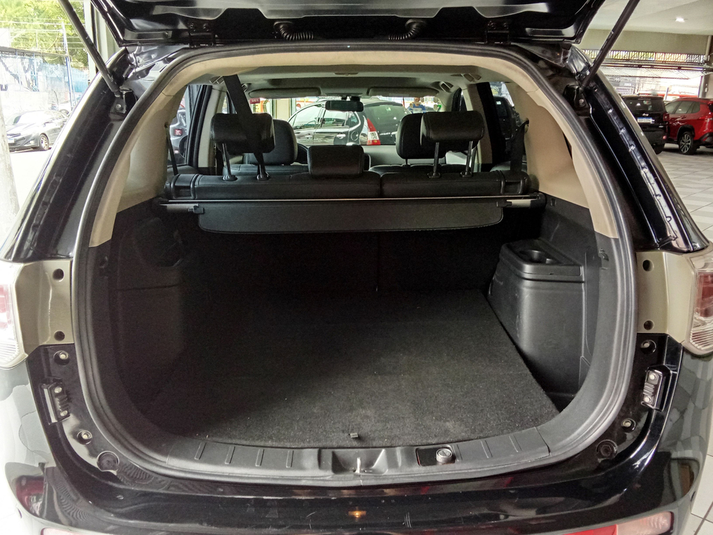 Mitsubishi Outlander Preto