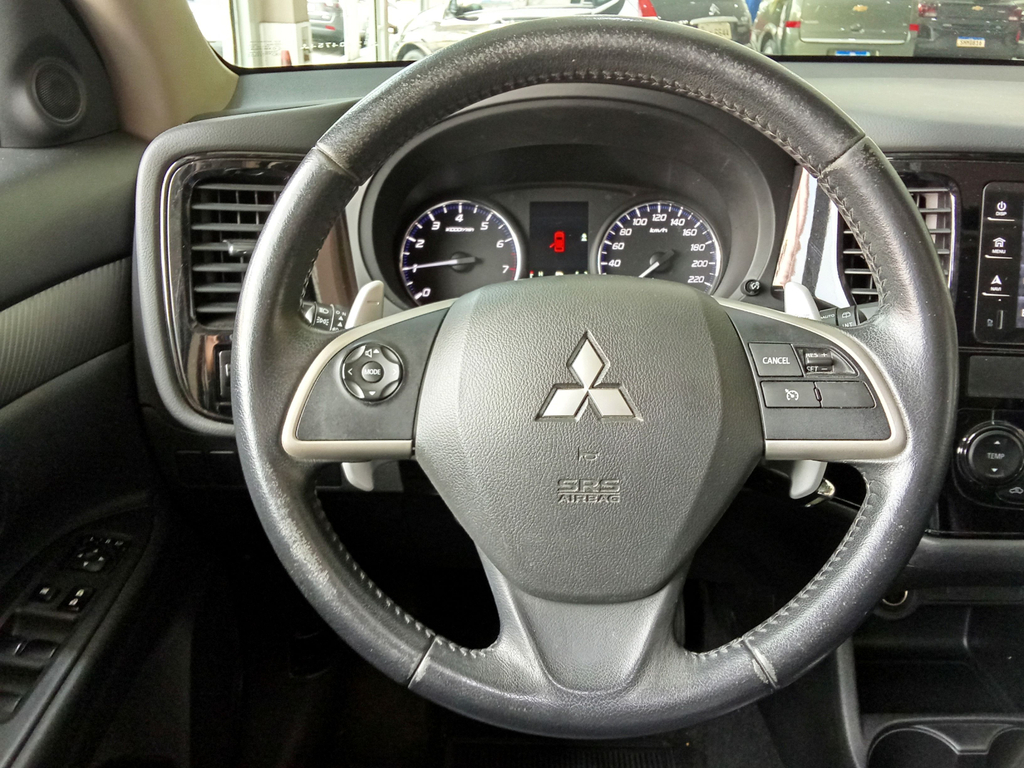 Mitsubishi Outlander Preto