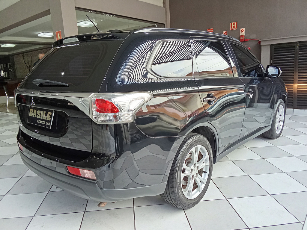 Mitsubishi Outlander Preto