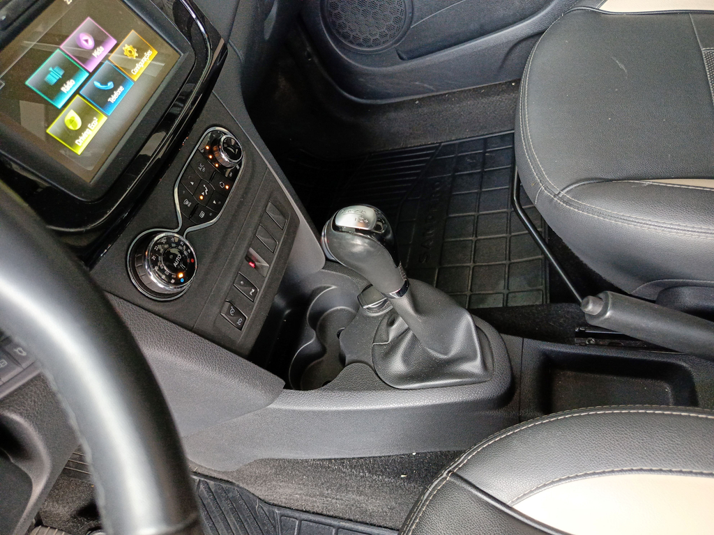 Renault Sandero Prata