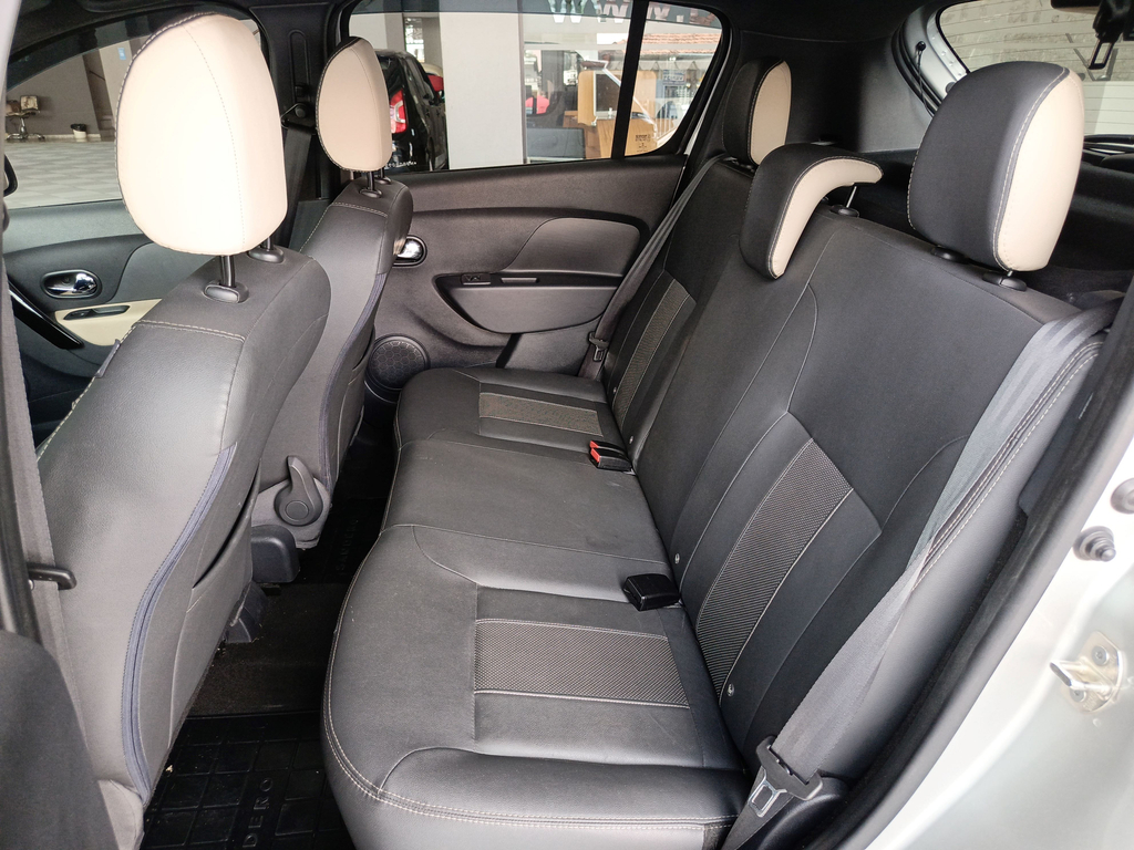 Renault Sandero Prata