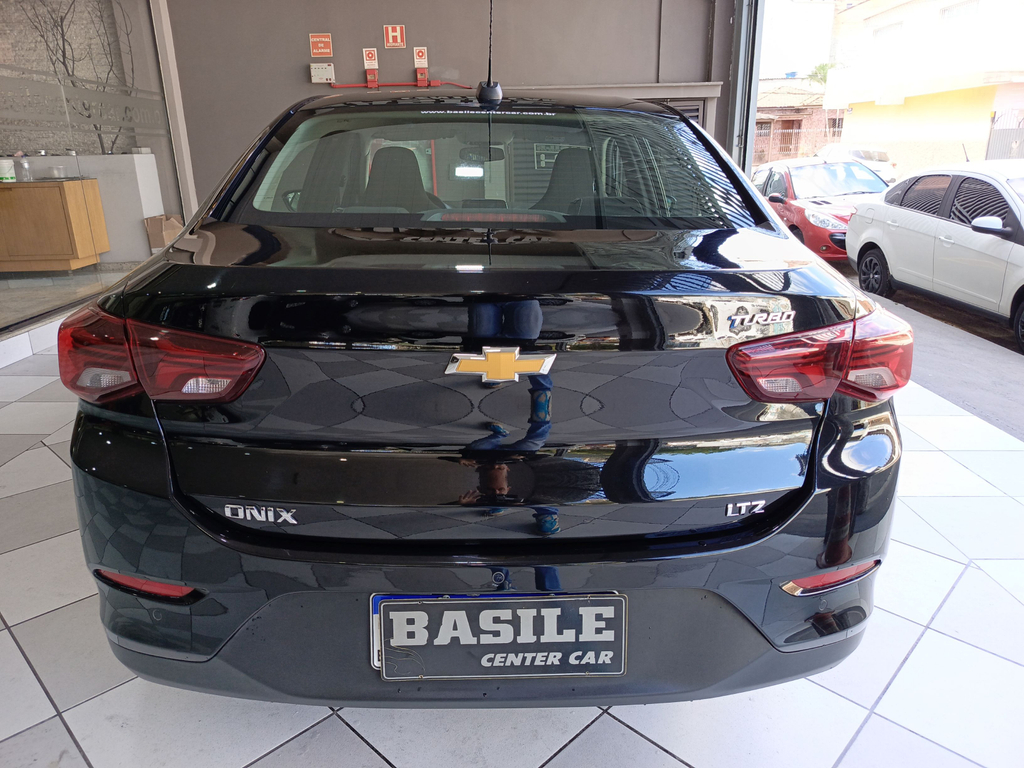 Chevrolet Onix Sedan Preto