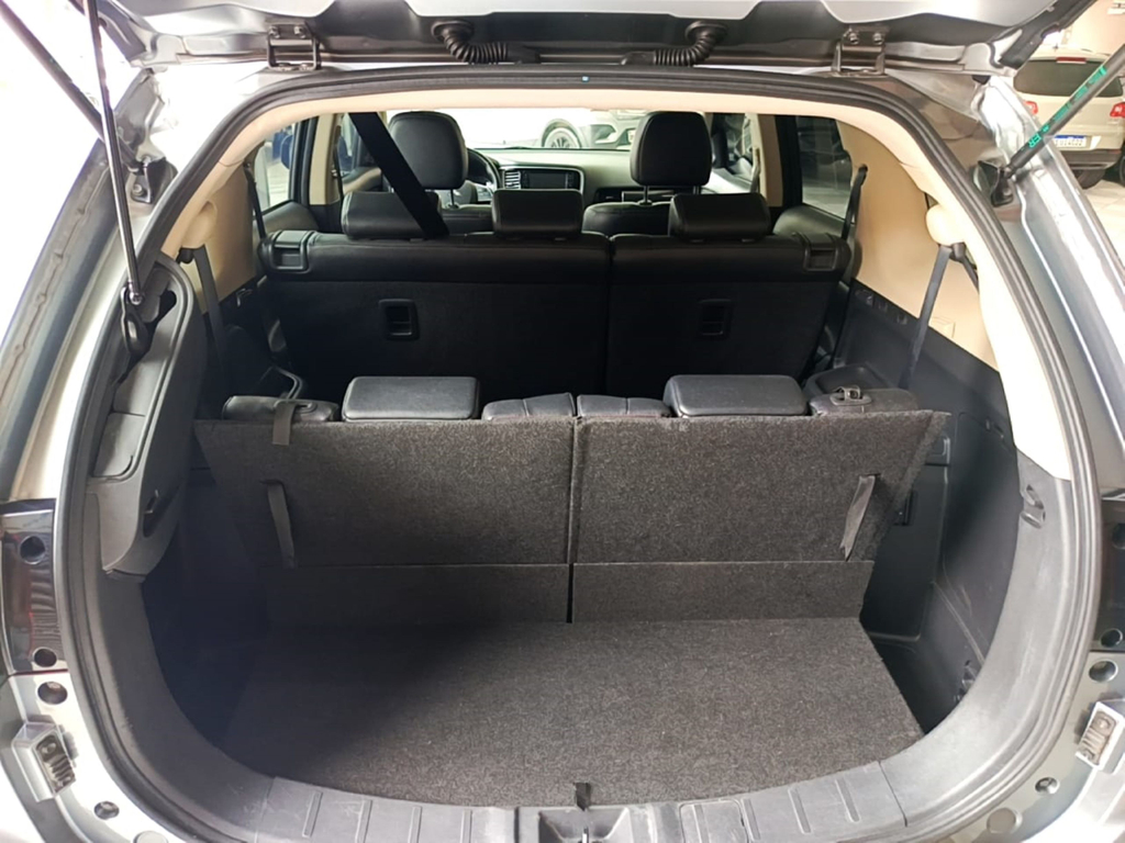 Mitsubishi Outlander Cinza