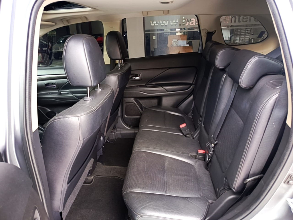 Mitsubishi Outlander Cinza