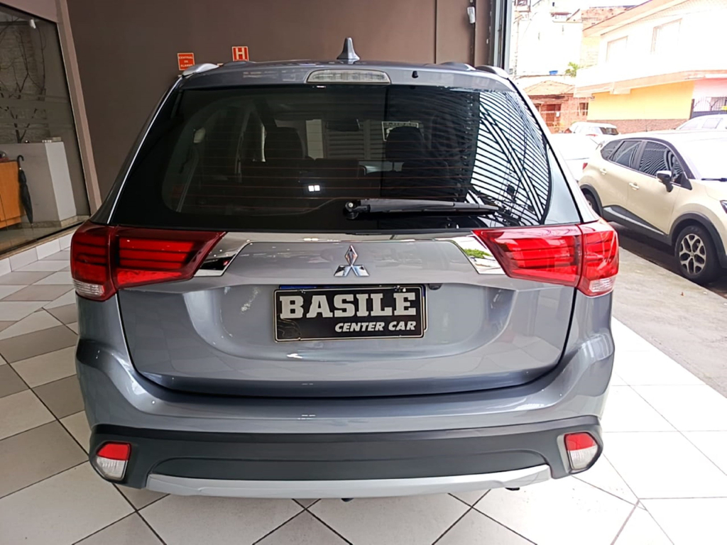 Mitsubishi Outlander Cinza