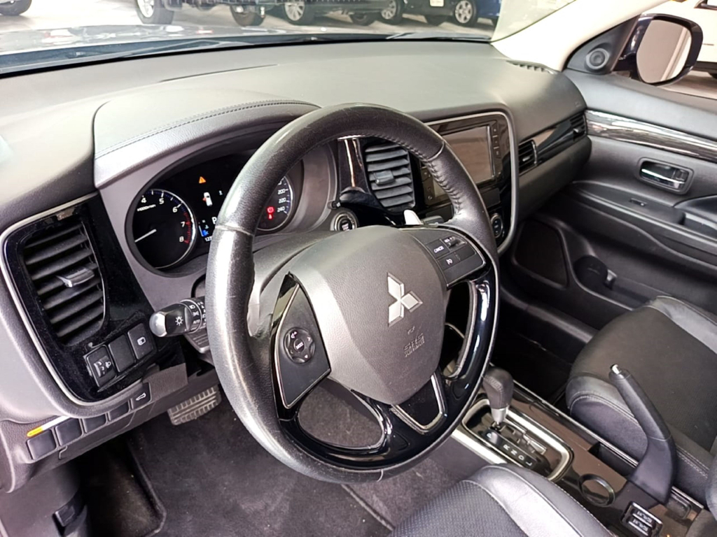 Mitsubishi Outlander Cinza