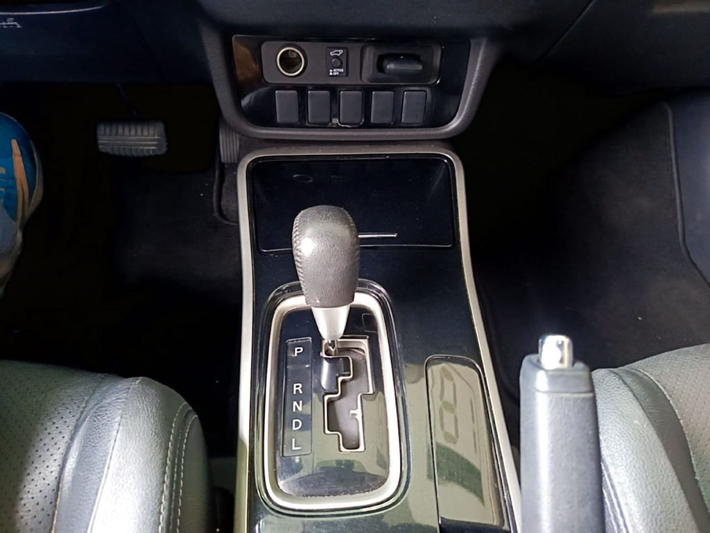 Mitsubishi Outlander Cinza