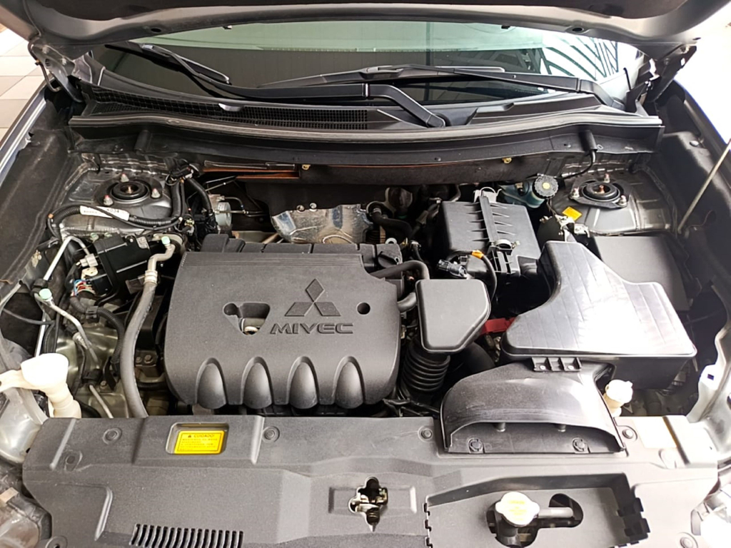 Mitsubishi Outlander Cinza