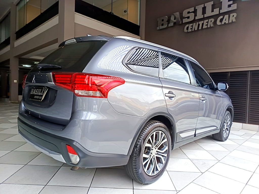 Mitsubishi Outlander Cinza