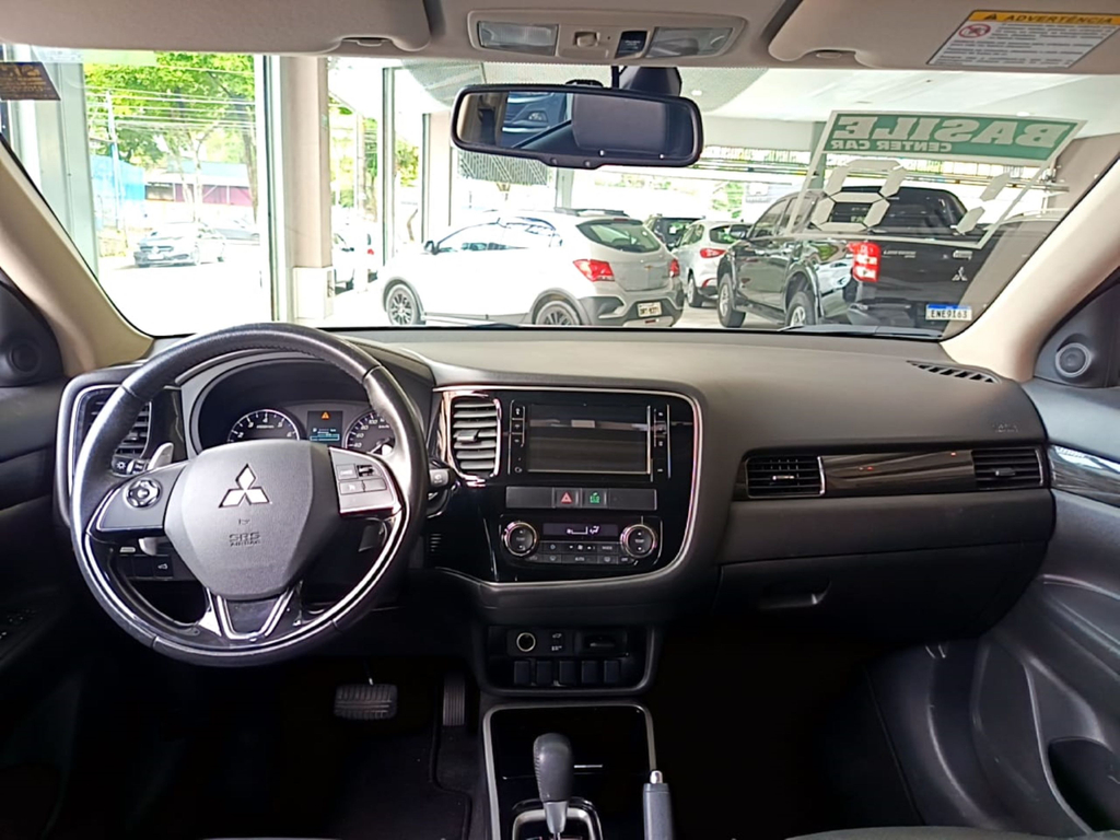 Mitsubishi Outlander Cinza