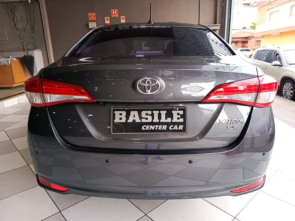 Toyota Yaris Sedan Cinza