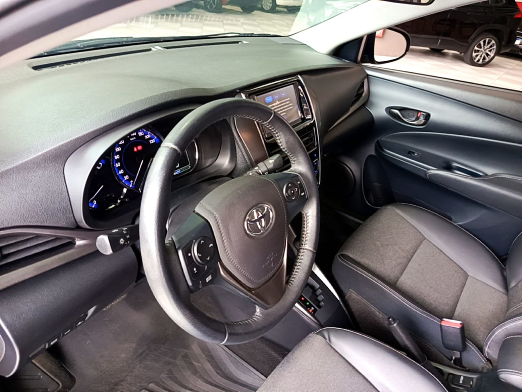 Toyota Yaris Sedan Cinza
