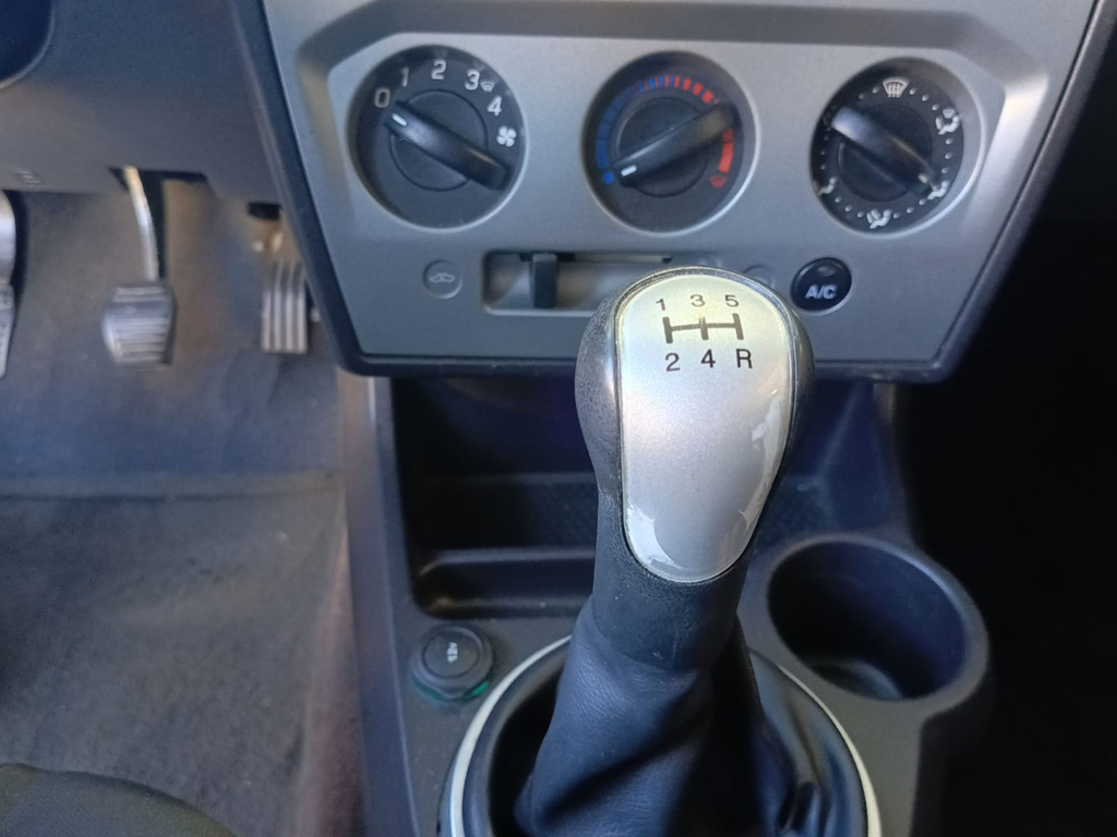 Ford Fiesta Hatch Prata