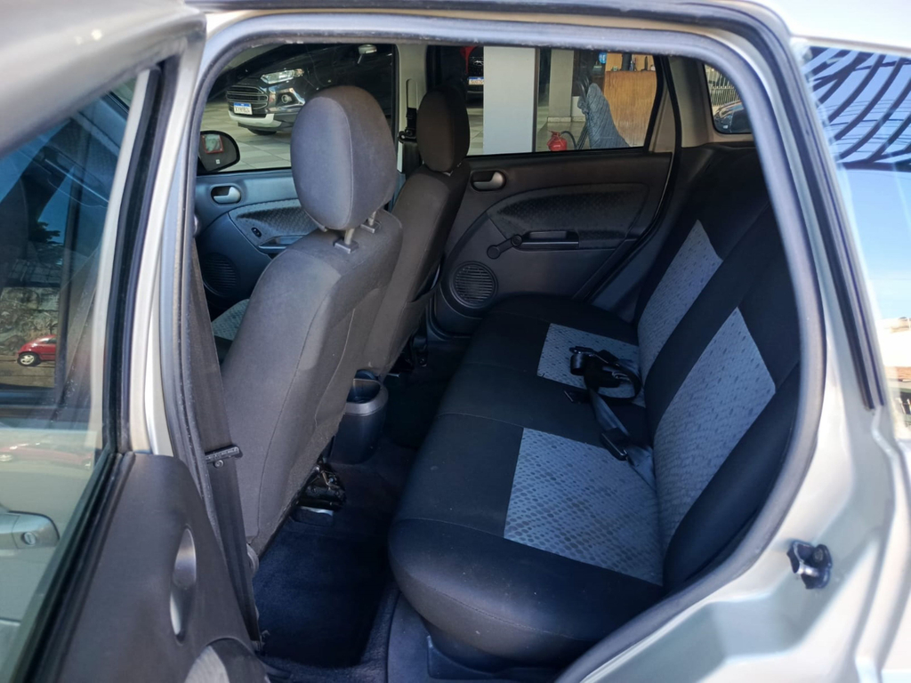 Ford Fiesta Hatch Prata