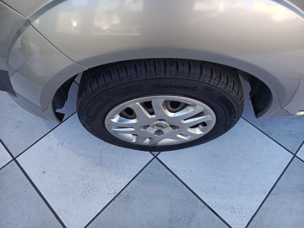 Ford Fiesta Hatch Prata