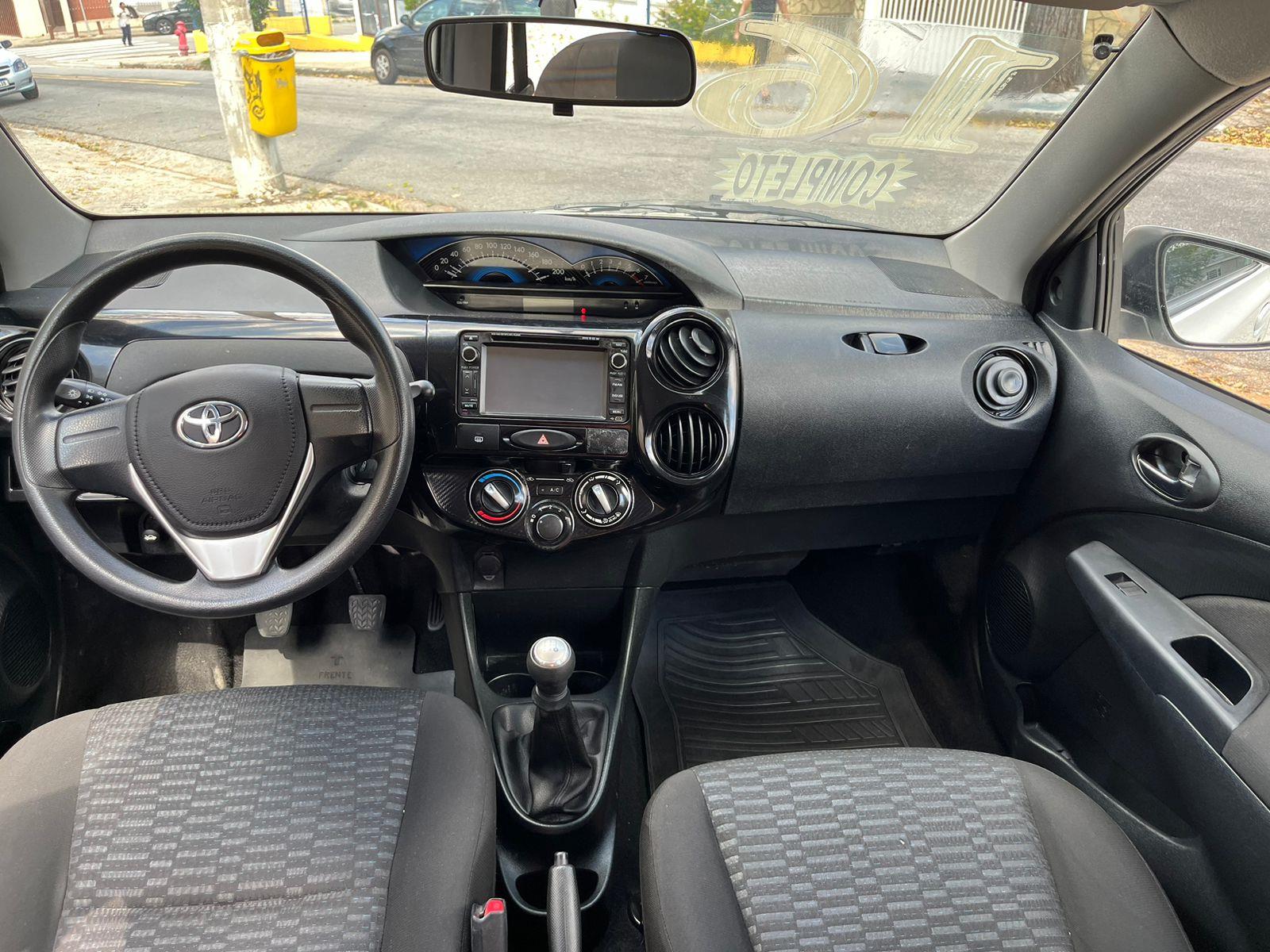 Toyota Etios Hatch Branco