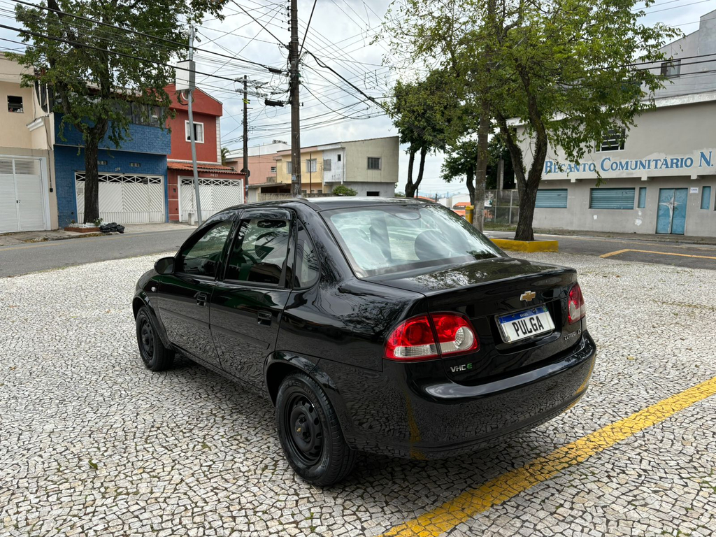 Chevrolet Classic Preto