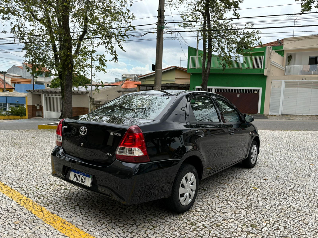 Toyota Etios Sedan Preto