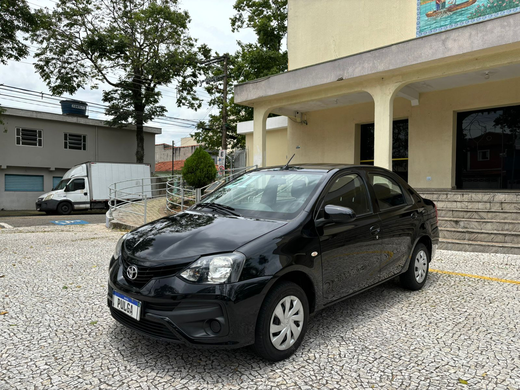 Toyota Etios Sedan Preto