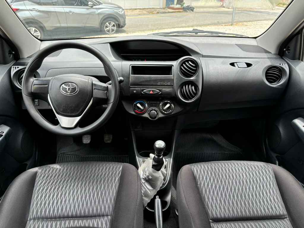 Toyota Etios Sedan Preto